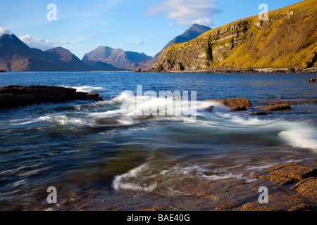 I Cullins da Elgol, Seascape sull'isola di Skye, nelle Highlands scozzesi, Regno Unito Foto Stock