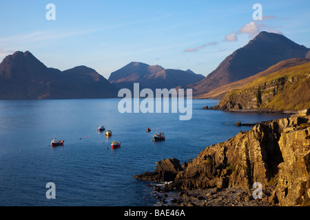 Le montagne di Cullins da Elgol, si affacciano sull'isola di Skye, nelle Highlands scozzesi, paesaggio britannico di aprile, Regno Unito Foto Stock