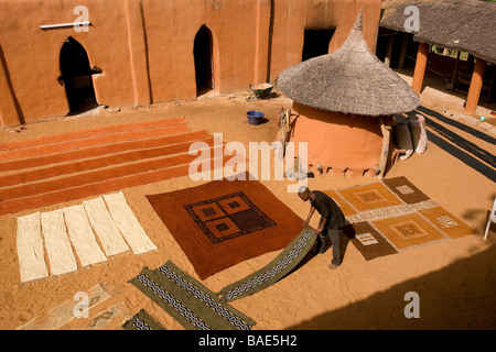 Mali, Segou, Sininesigi Association (raccontare il futuro) mostrando loro bogolans Foto Stock