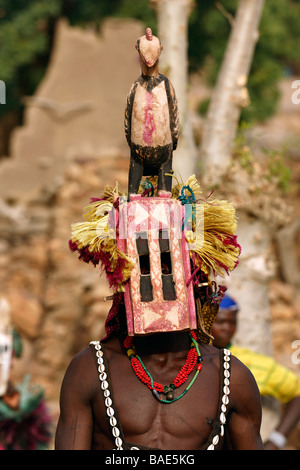 Mali, Paese Dogon, danza rituale per un benefattore del villaggio, maschera di flamingo Foto Stock
