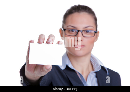 Ritratto di una imprenditrice presentando il suo business card focus sulla scheda isolato su sfondo bianco Foto Stock