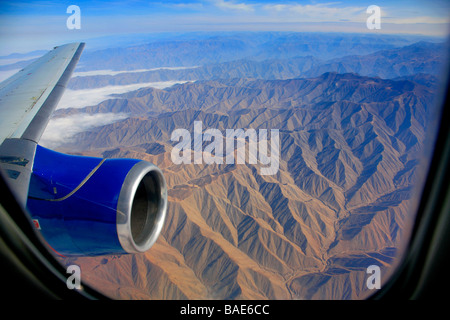 Ande peruviane montagne da un aereo con motore a getto visibile tra Lima e gli aeroporti di Cusco Peru Sud America Foto Stock