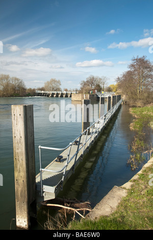 Giornata di Lock e Weir sul Fiume Tamigi a poco Wittenham Oxfordshire Uk Foto Stock