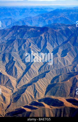 Ande peruviane montagne da un aereo da Lima a Cusco aeroporti Perù Sud America Foto Stock