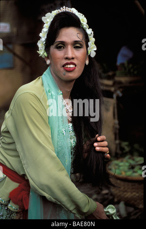 Myanmar (Birmania), Divisione Sagaing, Taungbyon, Nat Pwe (Festival di spiriti), il ritratto di un travestito Foto Stock