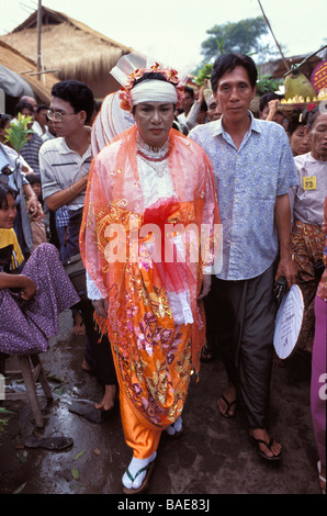 Myanmar (Birmania), Divisione Sagaing, Taungbyon, Nat Pwe (Festival di spiriti), natgadaw (moglie di spiriti nat) Foto Stock