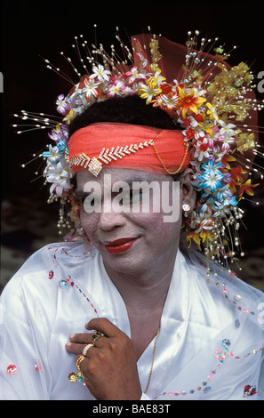 Myanmar (Birmania), Divisione Sagaing, Taungbyon, Nat Pwe (Festival di spiriti), il ritratto di un travestito Foto Stock