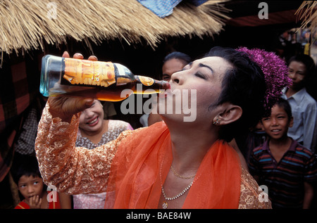 Myanmar (Birmania), Divisione Sagaing, Taungbyon, Nat Pwe (Festival di spiriti), travestito alcool di fustellatura Foto Stock