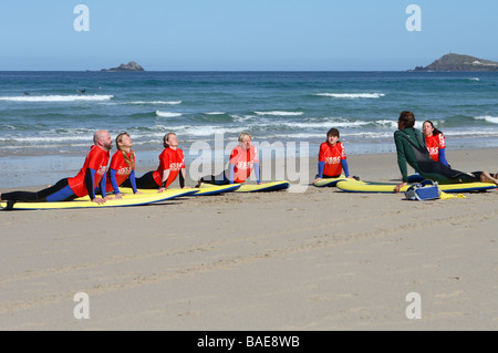 Sennen Cove Beach Cornovaglia la gente ad imparare a navigare con una scuola di surf sulla spiaggia di sabbia sulla costa atlantica nel mese di aprile Foto Stock