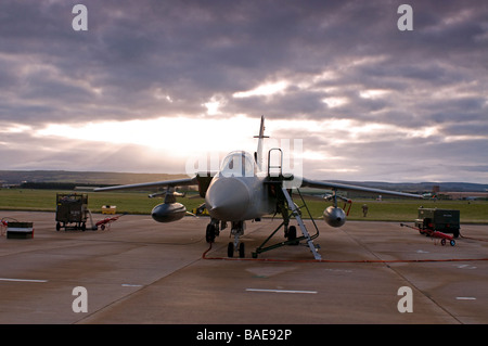 Early Breaks di luce al di sopra del Moray airbase a RAF Kinloss Scozia Scotland Foto Stock