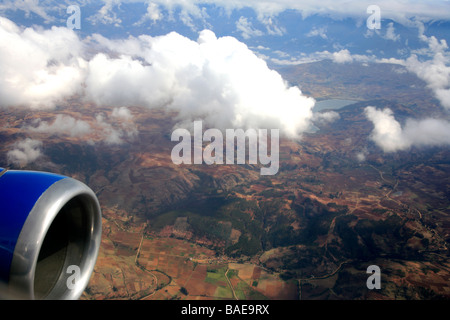 Ande peruviane montagne da un aereo con motore a getto visibile tra Lima e gli aeroporti di Cusco Peru Sud America Foto Stock