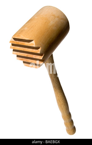 Carni di legno mazzuolo tenderiser isolato su bianco e un mazzuolo in testa rivolta verso sinistra composizione verticale Foto Stock