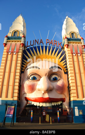 La grande, sorridendo felice faccia che costituisce l'ingresso al Luna Park, Sydney, Australia. Foto Stock