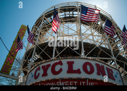 Il giorno di apertura del ciclone roller coaster a Coney Island a New York Foto Stock