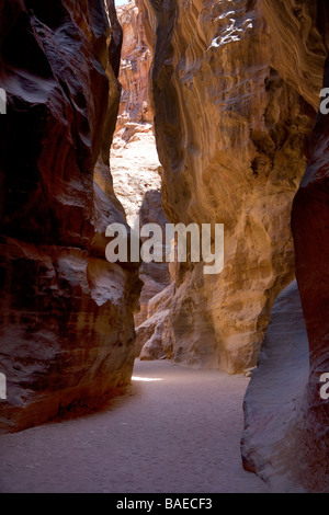 Al-Siq la gola che conduce al Tesoro, il più famoso edificio dell'antica città di Petra, Giordania Foto Stock