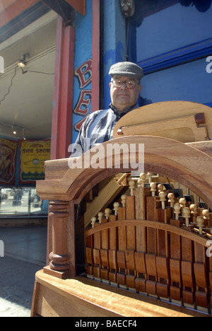 Willard F Schultz opera la sua banda di fatti a mano organo esterno di Coney Island Museum di New York Foto Stock