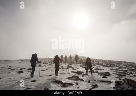 Un gruppo di alpinisti Cairngorm ascendente in Cairngorm National Park in Scozia UK Foto Stock