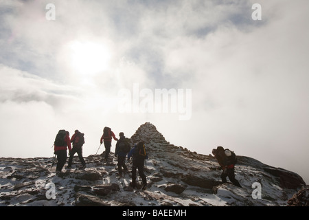 Un gruppo di alpinisti Cairngorm ascendente in Cairngorm National Park in Scozia UK Foto Stock