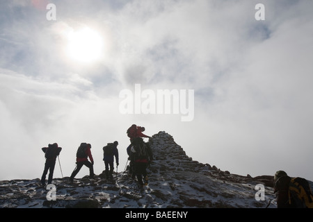 Un gruppo di alpinisti Cairngorm ascendente in Cairngorm National Park in Scozia UK Foto Stock