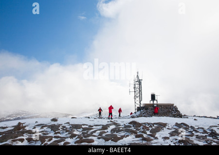 Un gruppo di alpinisti Cairngorm ascendente in Cairngorm National Park in Scozia UK Foto Stock