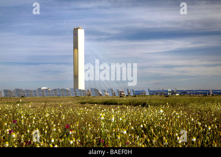 Luce solare riflessa sul mondo il primo termoelettrici commerciali torre solare impianto, vicino a Siviglia, Spagna Foto Stock