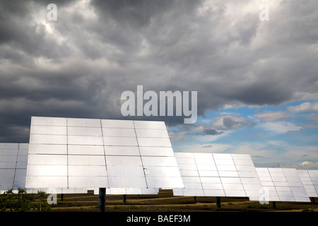 Specchi che riflettono la luce solare al mondo il primo termoelettrici commerciali torre solare impianto, vicino a Siviglia, Spagna Foto Stock