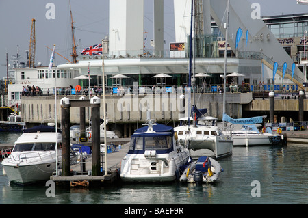 Gunwharf Quays lo sviluppo di proprietà della nautica alloggiamento e shopping in Portsmouth Inghilterra REGNO UNITO Foto Stock