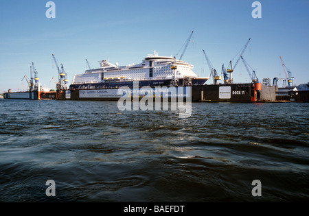 MS Color Magic inserito per la manutenzione a+Blohm Voss cantiere navale nel porto tedesco di Amburgo. Foto Stock