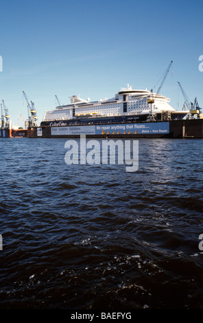 Aprile 20, 2009 - Cruiseferry MS Color Magic inserito per la manutenzione a Blohm & Voss cantiere navale nel porto tedesco di Amburgo. Foto Stock