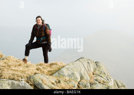 Una cadde walker pause sul sentiero fino Beda cadde nel Lake District inglese. Foto Stock