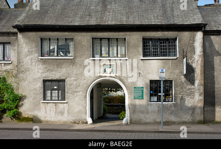 Facciata di Sandnes ospedale, con datestone di 1659, Highgate, Kendal Cumbria, England Regno Unito Foto Stock