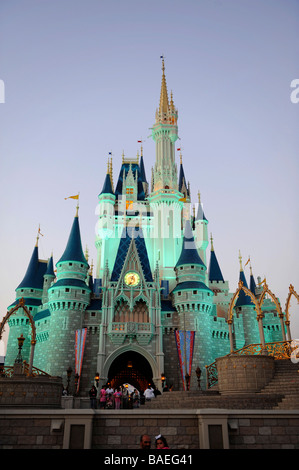 Illuminata di sera vista del Castello di Cenerentola a Walt Disney il Parco a Tema del Regno Magico di Orlando in Florida centrale Foto Stock