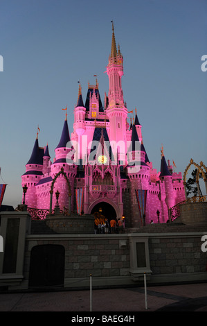 Illuminata di sera vista del Castello di Cenerentola a Walt Disney il Parco a Tema del Regno Magico di Orlando in Florida centrale Foto Stock