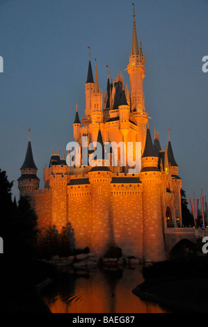 Illuminata di sera vista del Castello di Cenerentola a Walt Disney il Parco a Tema del Regno Magico di Orlando in Florida centrale Foto Stock