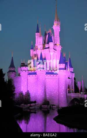 Illuminata di sera vista del Castello di Cenerentola a Walt Disney il Parco a Tema del Regno Magico di Orlando in Florida centrale Foto Stock