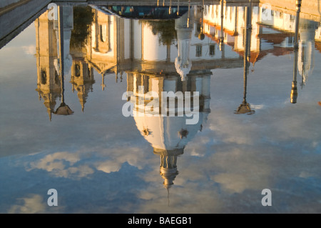 La riflessione di Sameiro chiesa Braga Portogallo sull'acqua con le ondulazioni Foto Stock