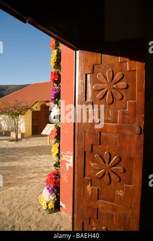 Messico El Triunfo legno scolpito sulla porta Parroquia de Nuestra Senora de la chiesa di Guadalupe in città costruita per i minatori Foto Stock