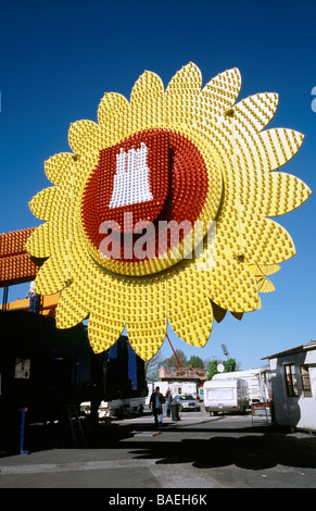 Pezzo centrale di una ruota panoramica Ferris a Hamburger Dom luna park su Heiligengeistfeld nella città tedesca di Amburgo. Foto Stock