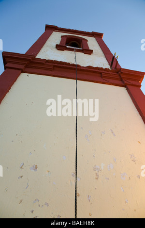 Messico El Triunfo la corda alla torre campanaria di Parroquia de Nuestra Senora de la chiesa di Guadalupe in città costruita per i minatori Foto Stock