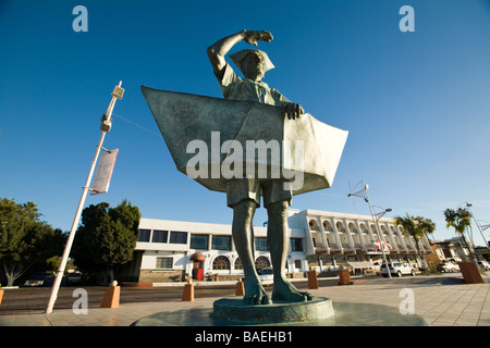 Messico La Paz scultura di vecchio uomo e la barca di carta lungo il Malecon El Viejo y el mar dall artista Guillermo Gomez Foto Stock