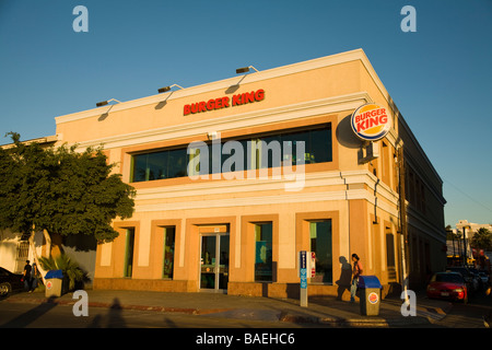 Messico La Paz esterno di Burger King ristorante sulla strada principale nel quartiere finanziario del centro cittadino American Franchise fast food Foto Stock