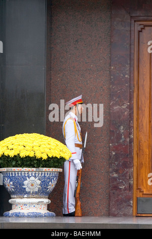 Protezione nella parte anteriore del Mausoleo di Ho Chi Minh ad Hanoi Vietnam Foto Stock