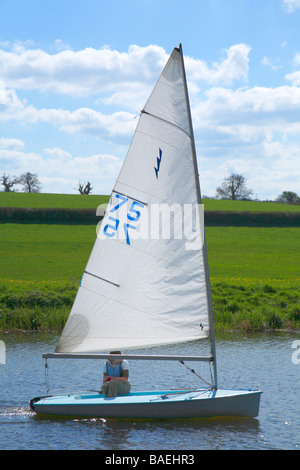 Barca a vela Dinghy Fiume Avon Saltford Foto Stock