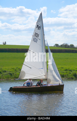 Barca a vela Dinghy Fiume Avon Saltford Foto Stock