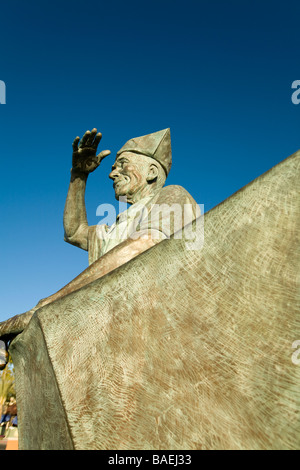 Messico La Paz scultura di vecchio uomo e la barca di carta lungo il Malecon El Viejo y el mar dall artista Guillermo Gomez Foto Stock