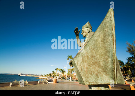 Messico La Paz scultura di vecchio uomo e la barca di carta lungo il Malecon El Viejo y el mar dall artista Guillermo Gomez Foto Stock