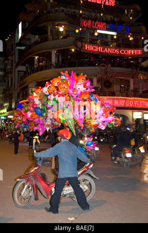 I venditori di strada che vendono palloncini colorati per il Tet in Hanoi Vietnam Foto Stock
