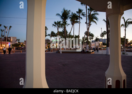 Messico La Paz pilastri della storia di due gazebo lungo il Malecon al tramonto Kiosco del Malecon ristoranti di notte Foto Stock