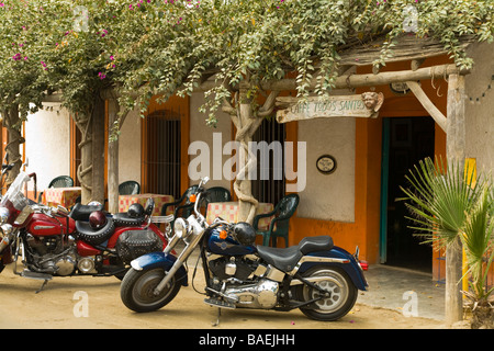 Messico Todos Santos moto parcheggiate fuori cafe e ristorante nella piccola città del Messico Foto Stock