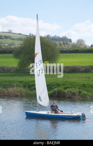 Barca a vela Dinghy Fiume Avon Saltford Foto Stock